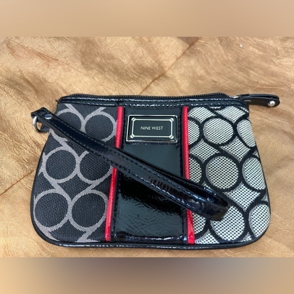 Nine West wristlet REDUCED ❗️ - Picture 1 of 8